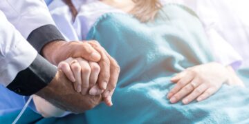 An Ordinary Arm Pain Turned Into a Terminal Cancer Diagnosis for 18-Year-Old Julie—Her Message Is Heartbreaking