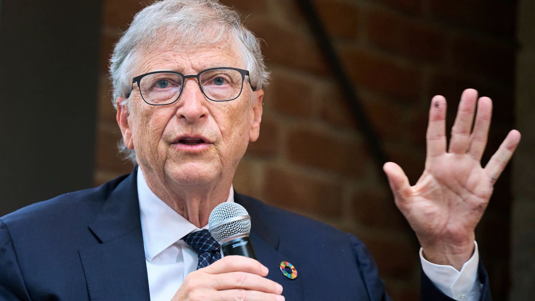Bill Gates Warns that Within a Decade, Artificial Intelligence Could Replace Humans in Most Activities.
