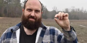 Tourist Finds Diamond in a National Park and Becomes a Millionaire