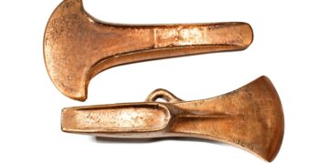 13-year-old girl finds Bronze Age treasure with a metal detector