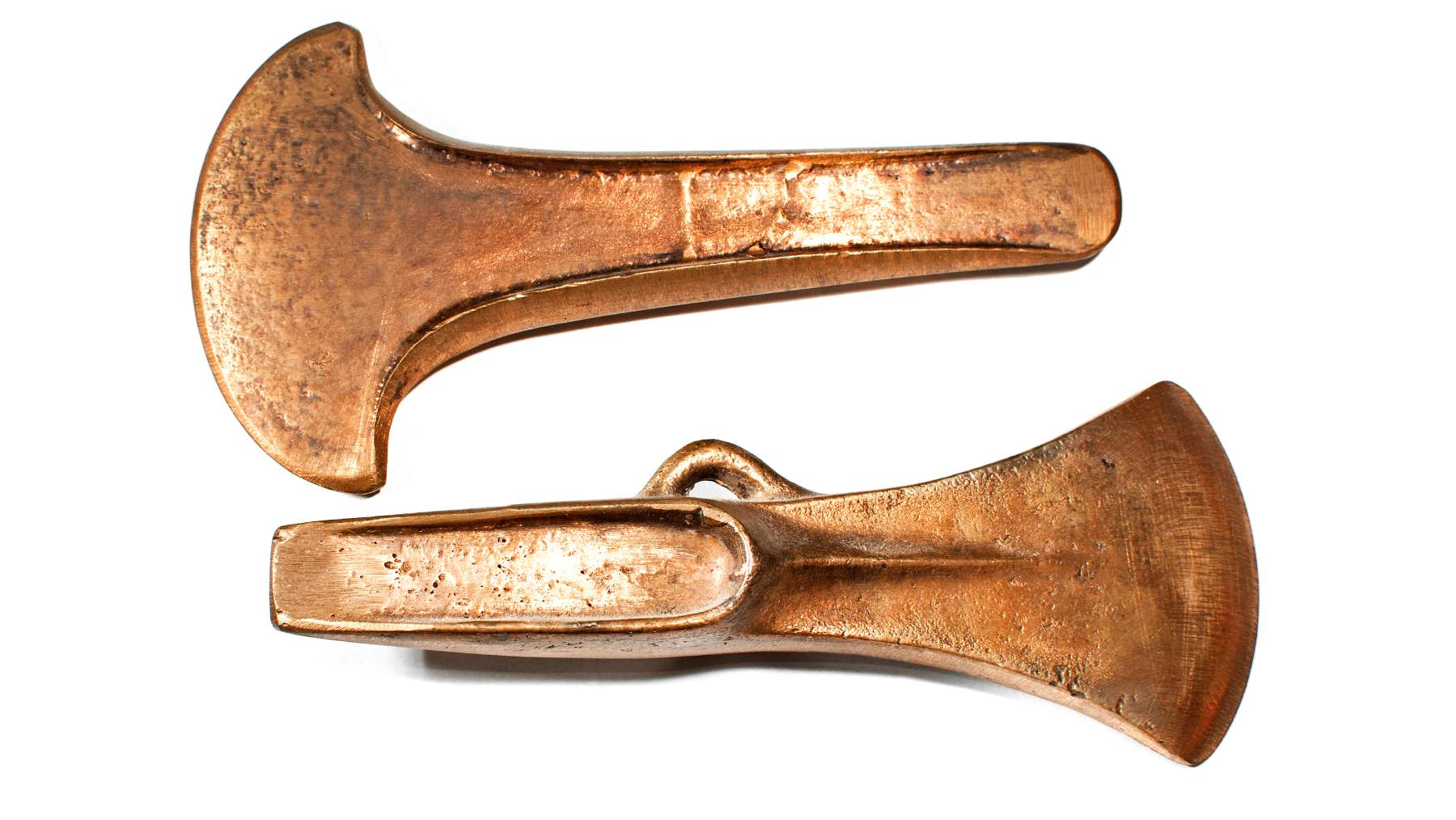 13-year-old girl finds Bronze Age treasure with a metal detector