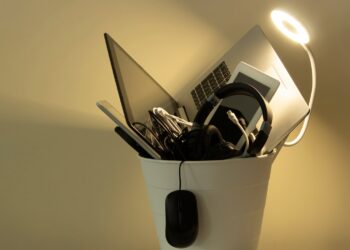 This USB Drive Instantly Revives Old Computers—Perfect for the Post-Windows 10 Era