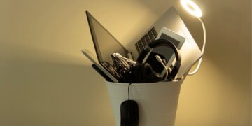 This USB Drive Instantly Revives Old Computers—Perfect for the Post-Windows 10 Era