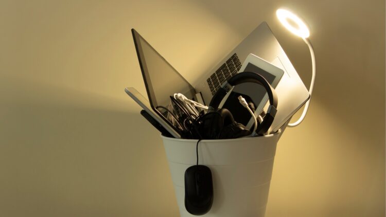 This USB Drive Instantly Revives Old Computers—Perfect for the Post-Windows 10 Era