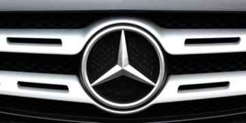 Mercedes-Benz Bets on a Surprising Technology to Challenge the Electric Vehicle Revolution