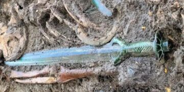 Confirmed - Bronze Age sword discovered in Germany so well-preserved that it still shines like new