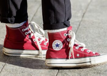 Neither ornament nor tradition - Almost nobody knows it, but this is the real function of the side holes in Converse