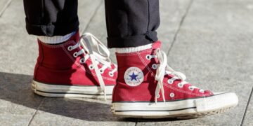 Neither ornament nor tradition - Almost nobody knows it, but this is the real function of the side holes in Converse