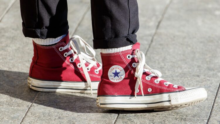 Neither ornament nor tradition - Almost nobody knows it, but this is the real function of the side holes in Converse