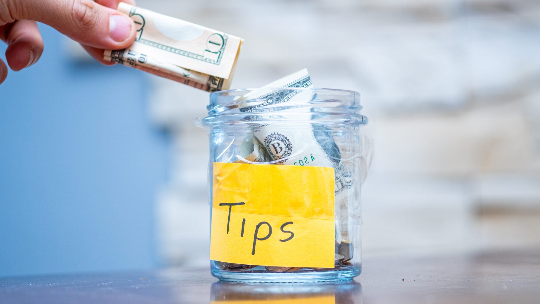 Woman thinks she left $5 tip, but actually left $5,000 by mistake - the story has already gone viral