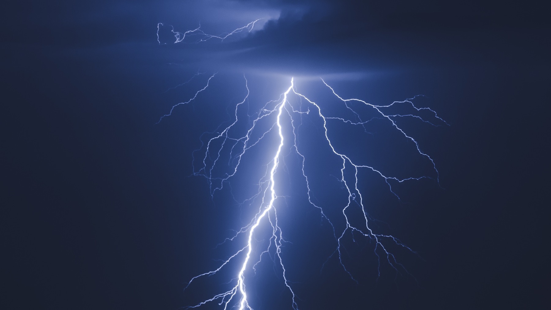 Tragedy in Florida - man struck by lightning while on honeymoon at beach dies