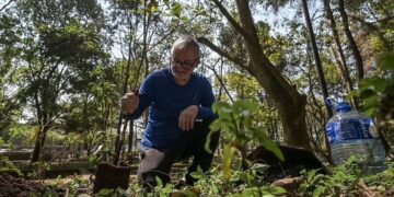 Retiree plants 40,000 trees in 21 years and creates one of the world's largest linear parks - “It's not just digging holes.”