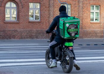 Farewell to his job and residency - an Uber Eats delivery driver was deported for an inadvertent border mistake