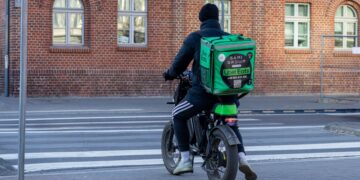 Farewell to his job and residency - an Uber Eats delivery driver was deported for an inadvertent border mistake