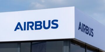 Taxibot, the electric robot that tows A320 aircraft without using its engines and is already being tested at airports such as JFK and Schiphol