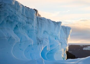 Neither eternal ice nor calm ocean - the hole that opened up in Antarctica is more dangerous than it looks