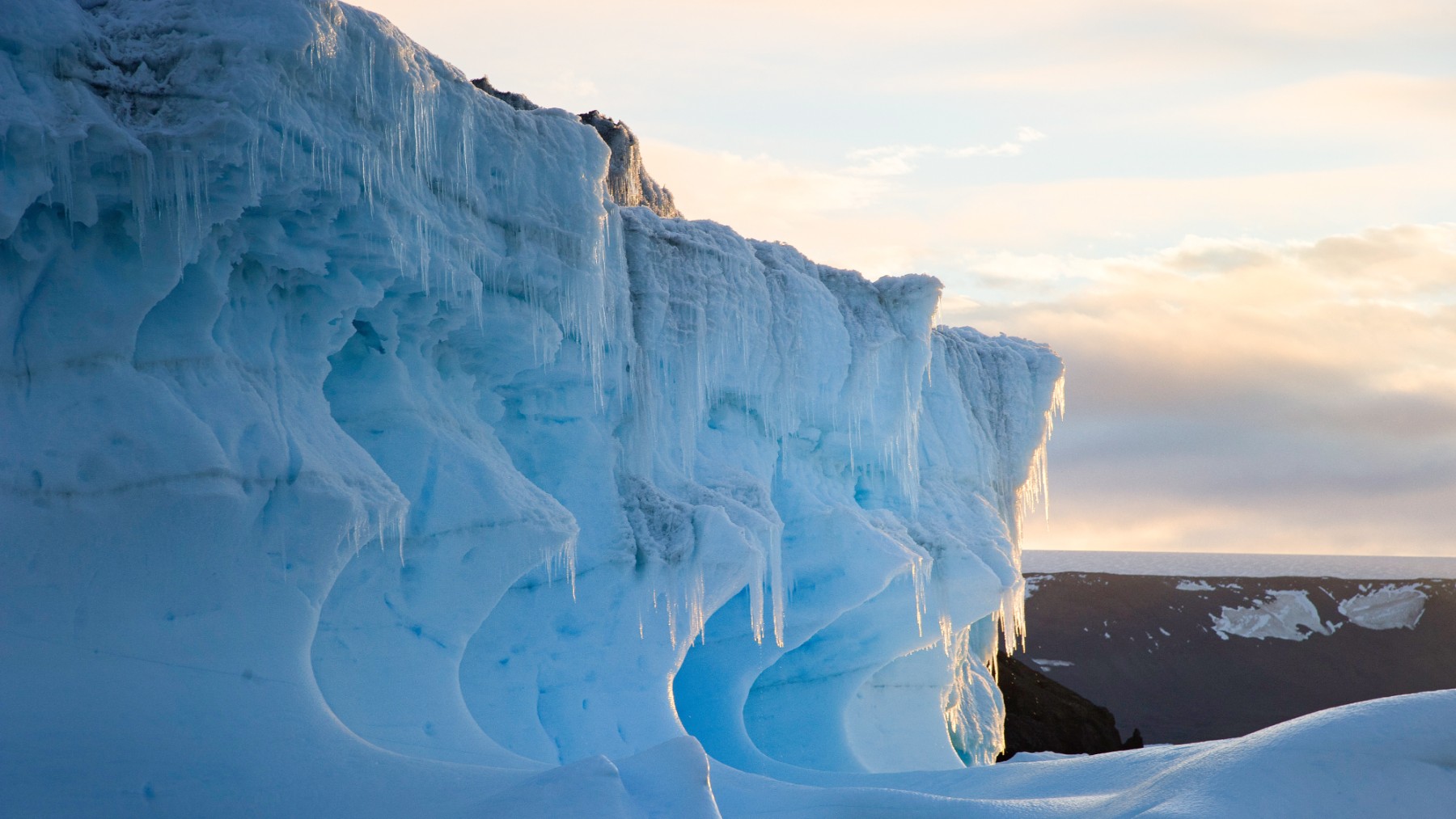Neither eternal ice nor calm ocean - the hole that opened up in Antarctica is more dangerous than it looks