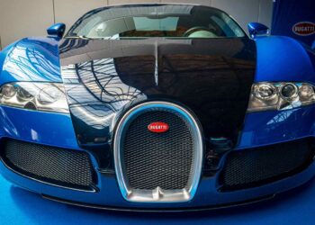 Repairing the rearview mirror of a Bugatti Veyron can cost you over $12,000... but this mechanic fixed it for just $1.25 and in 25 minutes