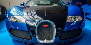 Repairing the rearview mirror of a Bugatti Veyron can cost you over $12,000... but this mechanic fixed it for just $1.25 and in 25 minutes