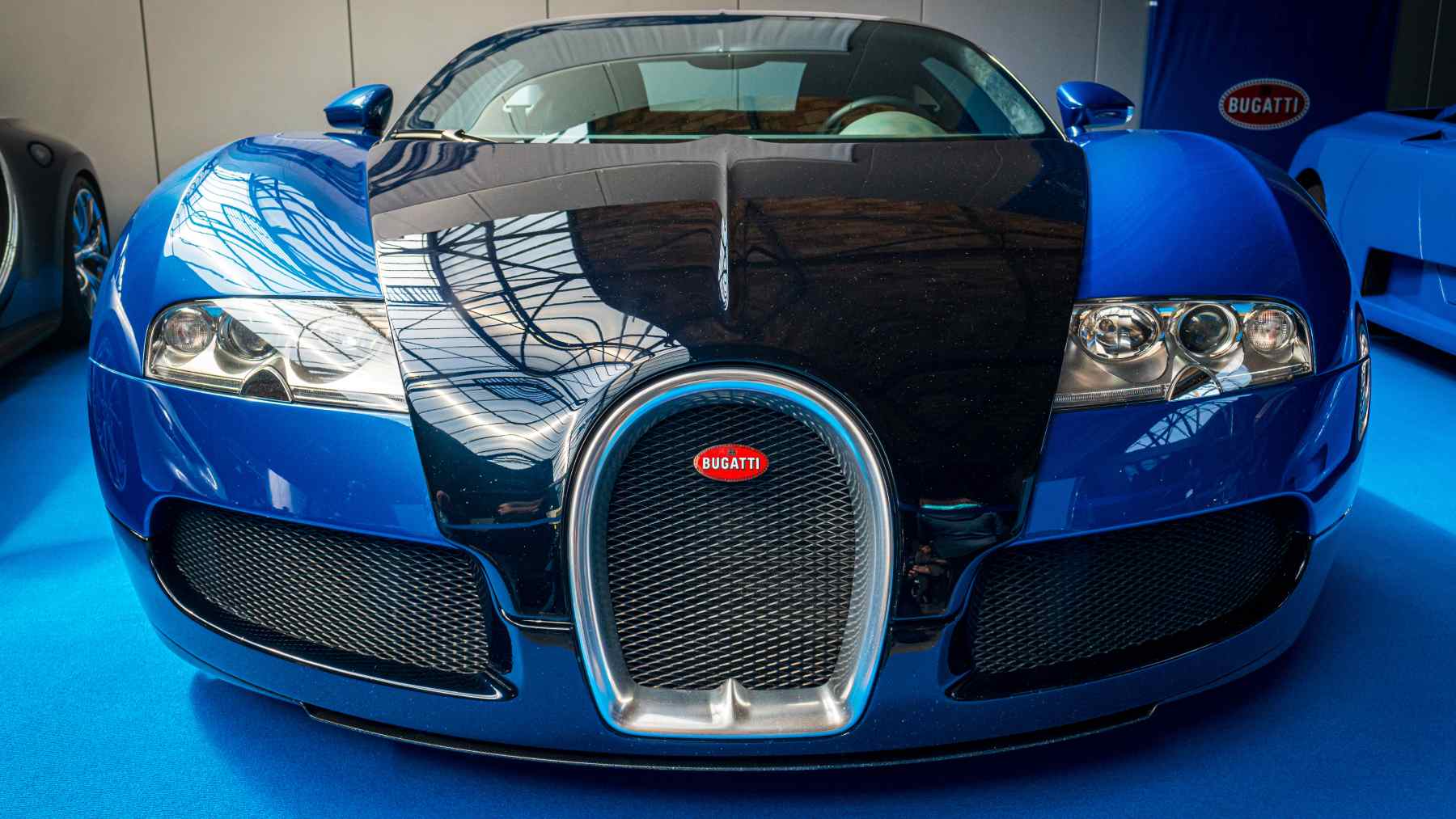 Repairing the rearview mirror of a Bugatti Veyron can cost you over $12,000... but this mechanic fixed it for just $1.25 and in 25 minutes