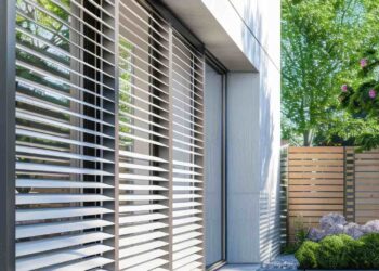 This simple trick with warm water and steam leaves aluminum shutters looking like new without chemicals or effort and prevents them from rusting over time