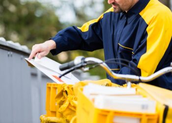 Goodbye to loneliness - a letter carrier reunites with his furry friend after seeing him at a shelter and adopts him for life
