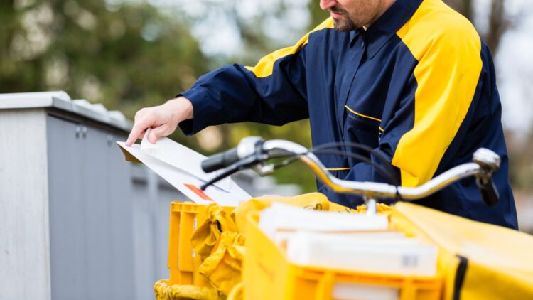 Goodbye to loneliness - a letter carrier reunites with his furry friend after seeing him at a shelter and adopts him for life