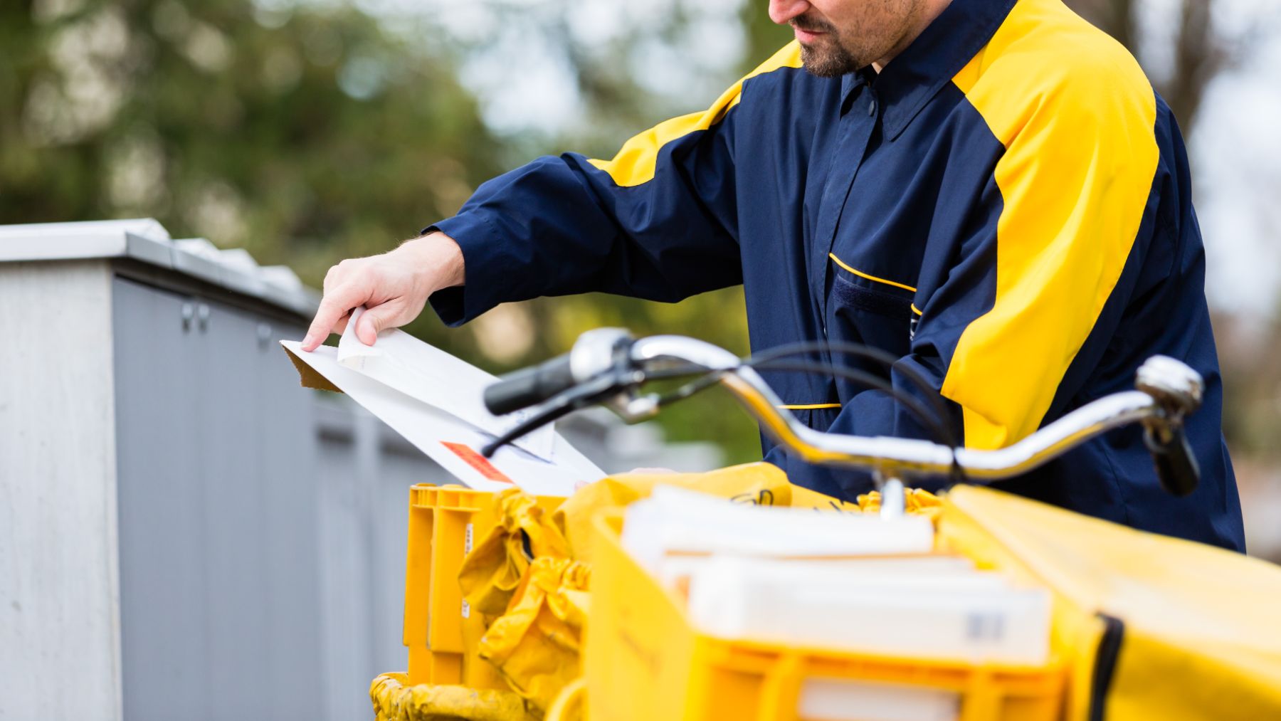 Goodbye to loneliness - a letter carrier reunites with his furry friend after seeing him at a shelter and adopts him for life