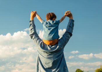 This man has been crossing the sea every morning for 7 years just so his children won't miss a day of school - story goes viral