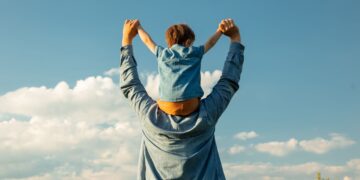 This man has been crossing the sea every morning for 7 years just so his children won't miss a day of school - story goes viral