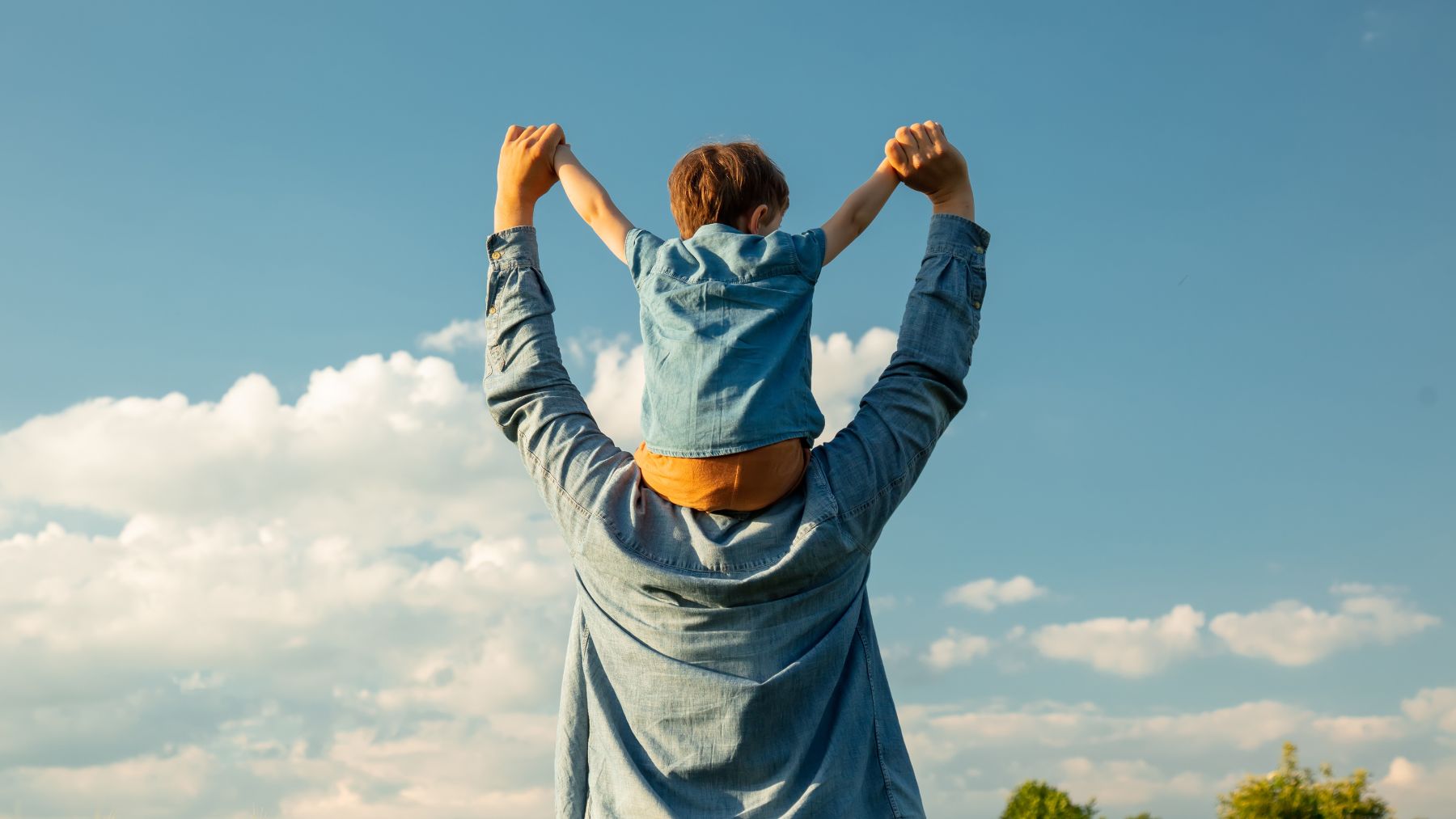 This man has been crossing the sea every morning for 7 years just so his children won't miss a day of school - story goes viral