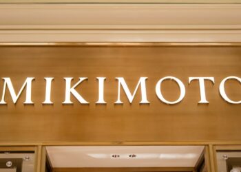 The true story behind a lost piece of jewelry - find a platinum Mikimoto brooch with Akoya pearls at a random store