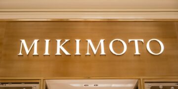 The true story behind a lost piece of jewelry - find a platinum Mikimoto brooch with Akoya pearls at a random store