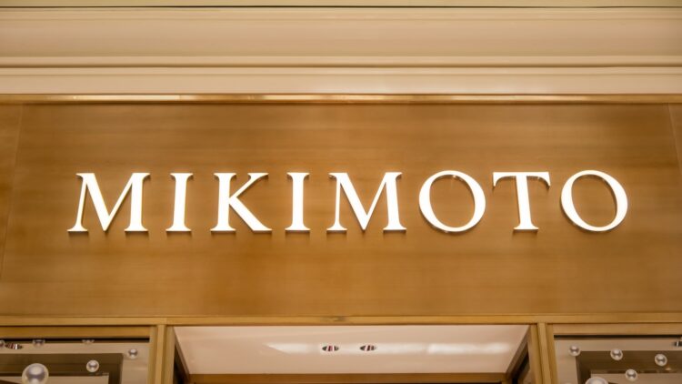 The true story behind a lost piece of jewelry - find a platinum Mikimoto brooch with Akoya pearls at a random store