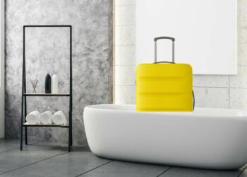 Always leave your suitcase in the hotel bathtub - an expert's advice to save your trip