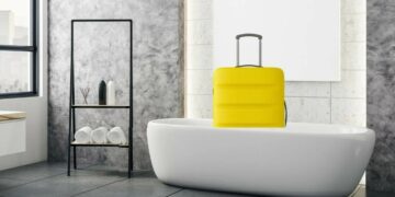 Always leave your suitcase in the hotel bathtub - an expert's advice to save your trip