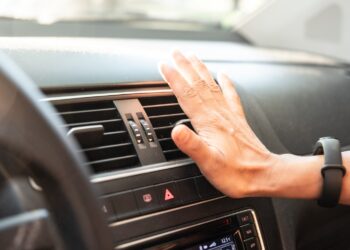 The experts' trick - this little button on the car reduces air conditioning consumption and hardly anyone uses it properly
