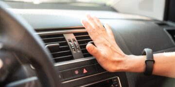 The experts' trick - this little button on the car reduces air conditioning consumption and hardly anyone uses it properly