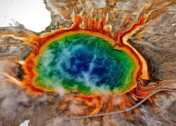 Neither extinct nor harmless - Yellowstone supervolcano “breathes” magma and could change what we thought about its risk