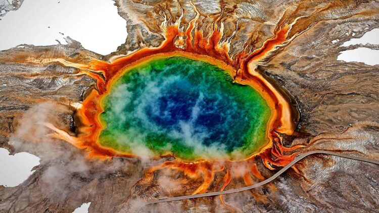 Neither extinct nor harmless - Yellowstone supervolcano “breathes” magma and could change what we thought about its risk