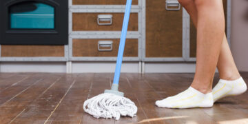 Laura Varo, home expert: “Mopping the floor often and turning on appliances at night will help you combat the heat"