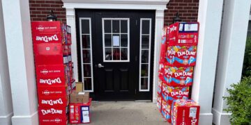 A child ordered more than 70,000 lollipops on Amazon using his mother's credit card in Kentucky—the woman couldn't believe it when she got home