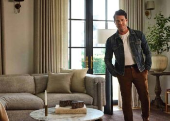 Goodbye to vertical blinds—the trick used by designers like Nate Berkus to transform sliding doors into an elegant and welcoming space