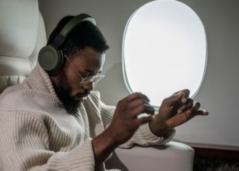 Listening to the same song over and over again is no coincidence—psychology reveals what it says about your mind and your deepest emotions