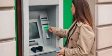 The most common mistake made by millions of people at US ATMs is done at the end of the transaction without realizing that it puts their money at risk