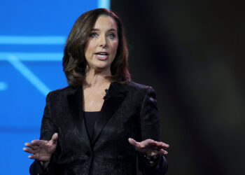 Walmart executive reveals the biggest red flag that can ruin your career—being a Debbie Downer
