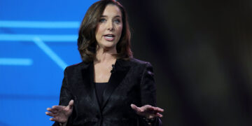 Walmart executive reveals the biggest red flag that can ruin your career—being a Debbie Downer