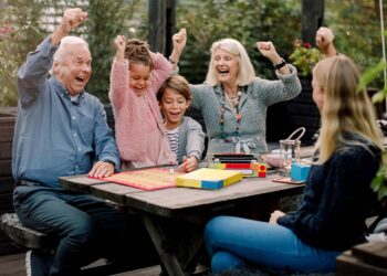 The ideal game for families and grandparents—Jungle Speed combines laughter, reflexes, and cognitive stimulation