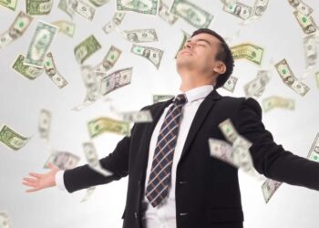 From employee to millionaire in one day: he received 330 salaries by mistake and his company is now searching for him across the country