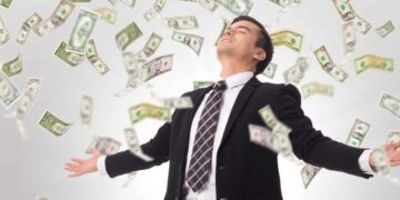 From employee to millionaire in one day: he received 330 salaries by mistake and his company is now searching for him across the country